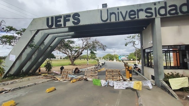 Uefs notifica extrajudicialmente comando de greve para que desocupe a reitoria