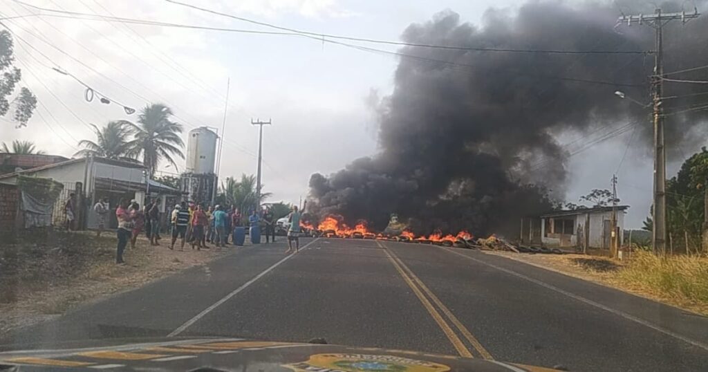 Trecho de BR no Agreste baiano é interditado em protesto contra falta de água