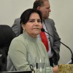 Aprovado em 1ª votação, projeto da presidente da Câmaraproíbe venda de bebida e alimento ultraprocessados em escolas de Feira