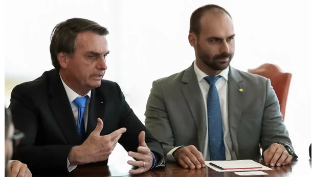 Eduardo reage ao caso de baleia-jubarte envolvendo Bolsonaro