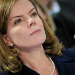 GRAVE: Gleisi Hoffmann insinua pedir cassação de concessão do Estadão por “criar história” da Dama do Tráfico