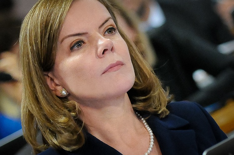 GRAVE: Gleisi Hoffmann insinua pedir cassação de concessão do Estadão por “criar história” da Dama do Tráfico