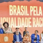 DE NOVO: Cantora erra Hino Nacional em evento do governo; veja vídeo