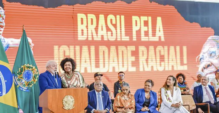 DE NOVO: Cantora erra Hino Nacional em evento do governo; veja vídeo