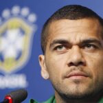 Preso na Espanha, Daniel Alves processa amigo que ficou com seus móveis