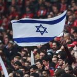 UEFA não permitiu minuto de silêncio em respeito aos mortos pelo Hamas, mas Israel e Polónia protestaram após o apito inicial; VEJA VÍDEO