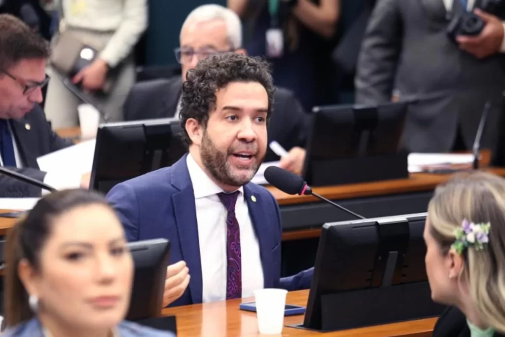 Rachadinha do Janones: PL protocola pedido de cassação do deputado