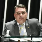 “Pessoa que reúne tudo de ruim”, diz Flávio Bolsonaro sobre Dino