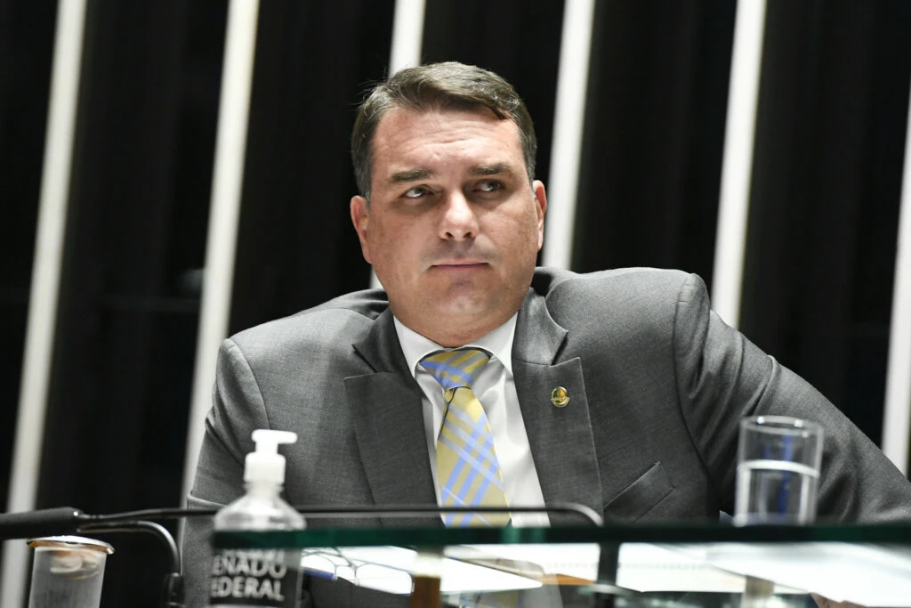 “Pessoa que reúne tudo de ruim”, diz Flávio Bolsonaro sobre Dino