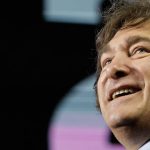 Javier Milei sai à frente em pesquisa feita por empresa da família de Massa