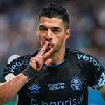 Suárez brilha, Grêmio vence Bahia e se mantém vivo na luta pelo título