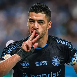Suárez brilha, Grêmio vence Bahia e se mantém vivo na luta pelo título
