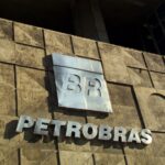 EM QUEDA: lucro da Petrobras cai quase pela metade no 3º tri na comparação com 2022
