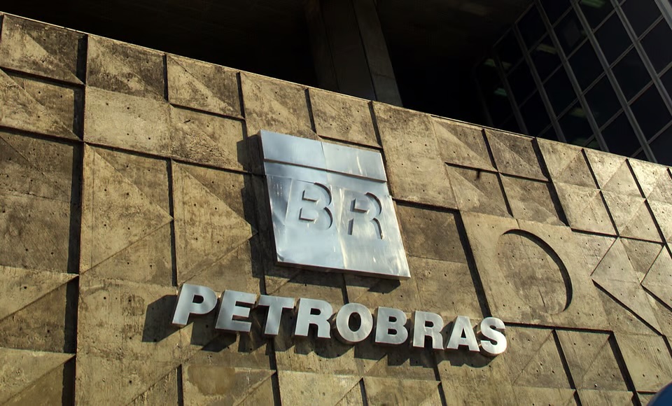 EM QUEDA: lucro da Petrobras cai quase pela metade no 3º tri na comparação com 2022