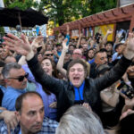 Milei lidera corrida presidencial na Argentina, aponta última pesquisa antes da eleição