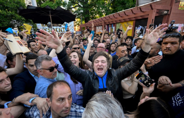 Milei lidera corrida presidencial na Argentina, aponta última pesquisa antes da eleição
