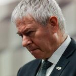 O embaixador de Israel merece ganhar uma medalha