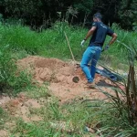 Jovem é obrigado a entrar na própria cova e morre após ser torturado e esfaqueado