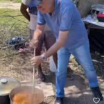 José Ronaldo cozinha mocofato durante cumprimento de agenda em Feira