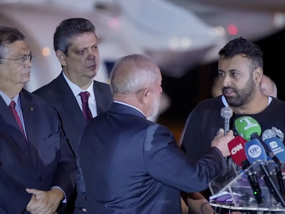 Lula causa polêmica ao transformar chegada de brasileiros em um evento anti-Israel