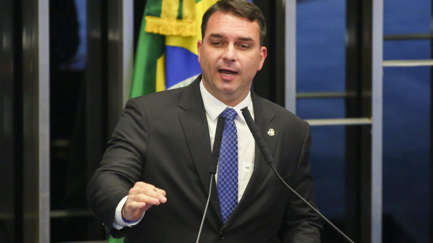 Flávio Bolsonaro pede afastamento ‘imediato’ de Flávio Dino
