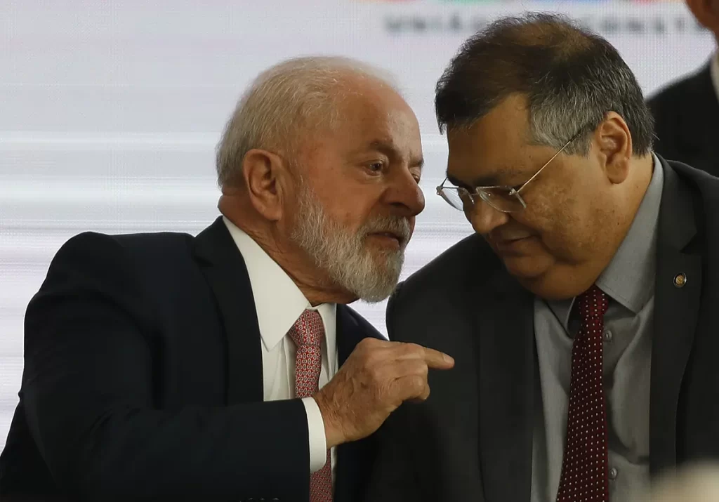 Doze deputados da base de Lula pedem impeachment de Dino por agendas de ‘dama do tráfico’, saiba quem são