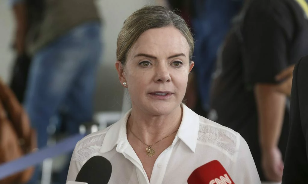 Presidente do PT tem ataque de fúria contra a imprensa; veja