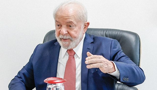 Folha critica ‘falsa equivalência’ propagada por Lula no conflito Israel-Hamas