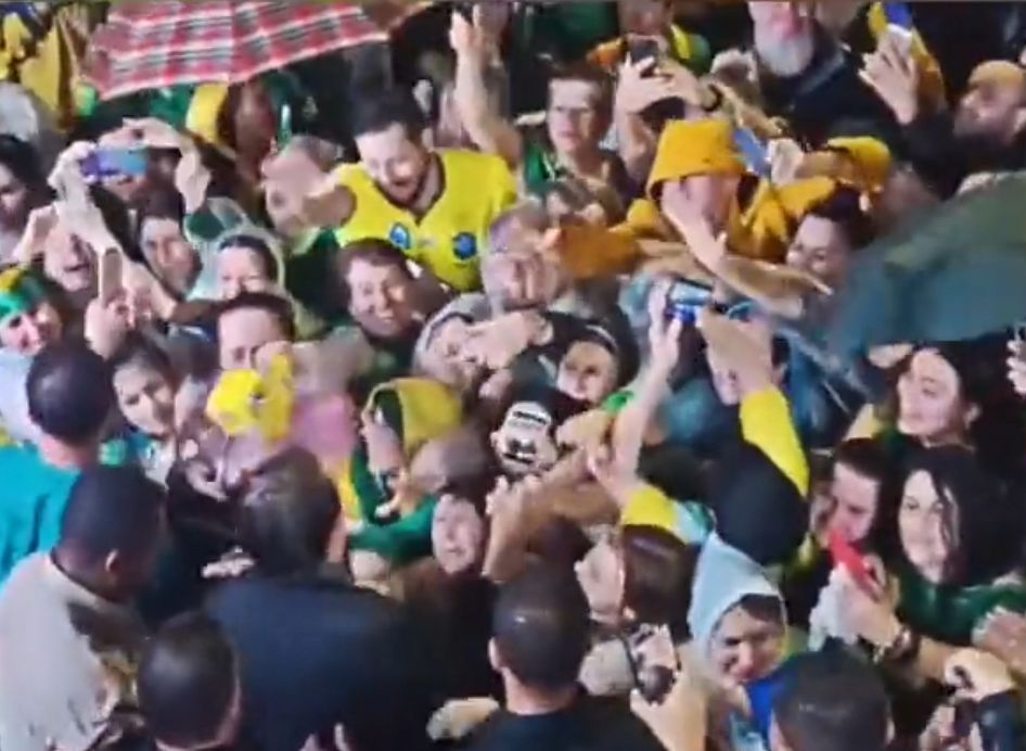 Mesmo com chuva, Bolsonaro é ovacionado por milhares de apoiadores no RS; VEJA VÍDEO