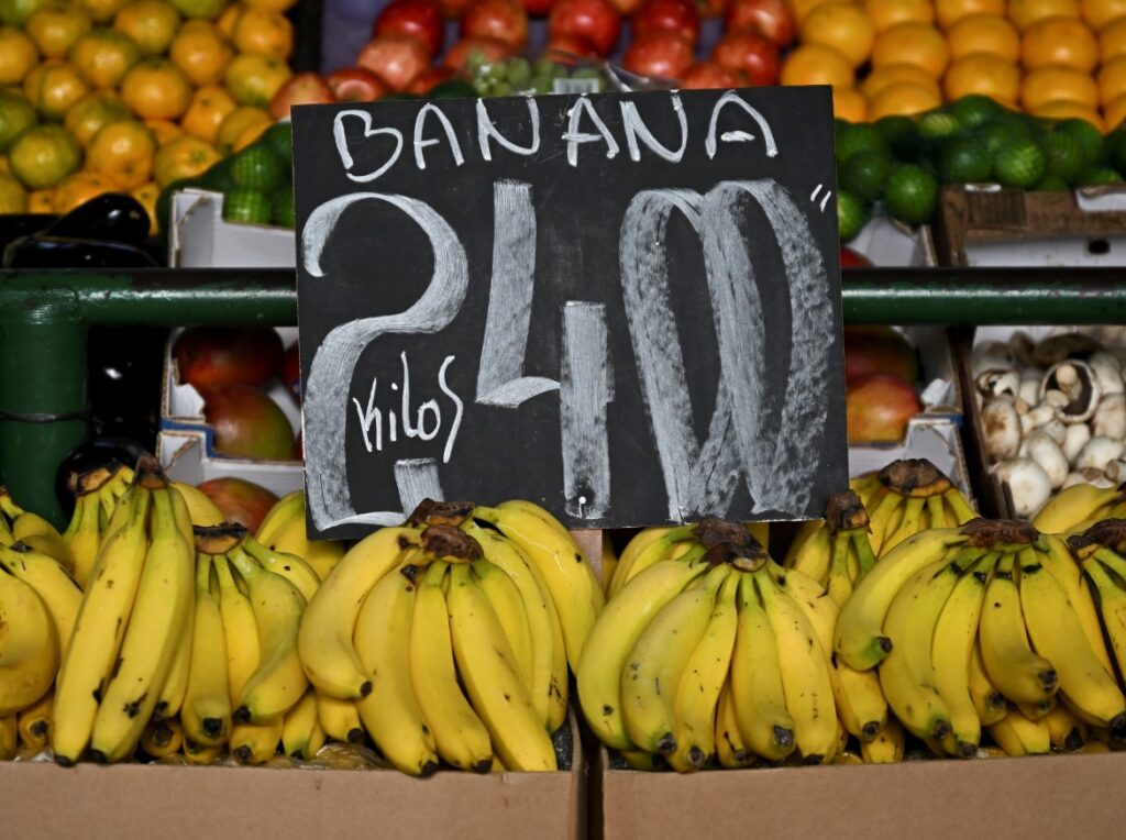 Argentina não paga bananas em calote na Bolívia e Paraguai