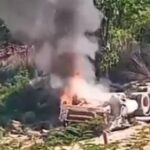 Motorista morre carbonizado após carreta carregada com farelo de soja capotar e explodir