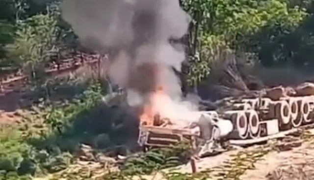 Motorista morre carbonizado após carreta carregada com farelo de soja capotar e explodir