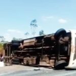 Uma pessoa morre e 12 ficam feridas após ônibus tombar em Alagoinhas