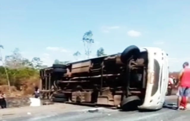 Uma pessoa morre e 12 ficam feridas após ônibus tombar em Alagoinhas