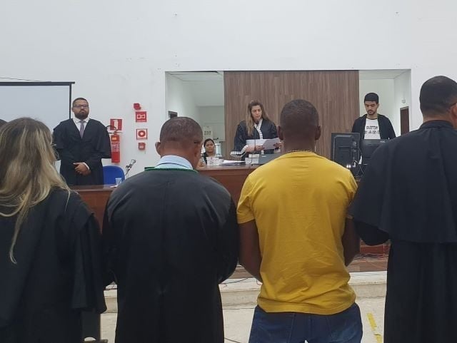 Policial militar é absolvido de acusação de homicídio contra jovem em posto de gasolina de Feira de Santana