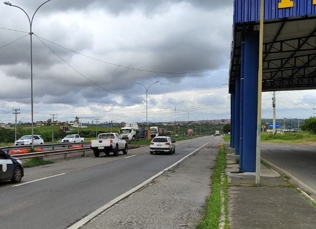 Em fiscalização a mais de 400 veículos, PRF em Feira de Santana apreende armas e emite autos de infração