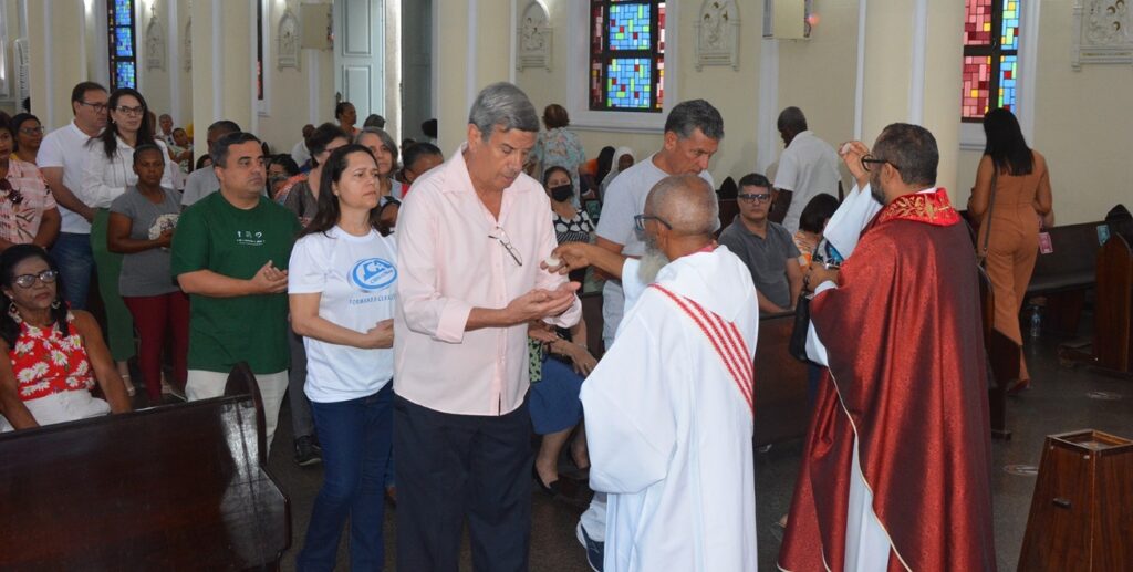 Devotos rendem homenagens de agradecimento à Santa Bárbara