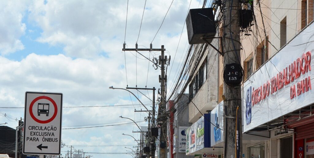 Caixas de som espalhadas pelo comércio de Feira despertam a atenção do público às compras