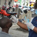 Testagem para Covid é realizada no estacionamento da Prefeitura