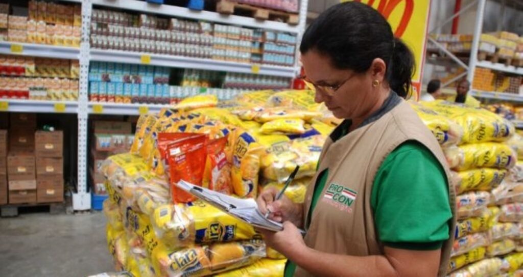 Procon divulga pesquisa comparativa de preços de produtos natalinos em Feira