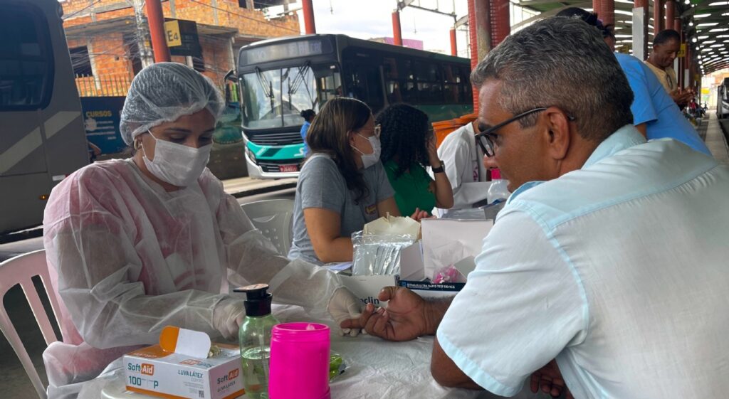 Passageiros do Terminal Central recebem orientações para prevenir o HIV