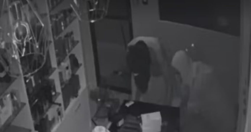 Loja de eletrônicos é assaltada em Camaçari e suspeitos levam 60 celulares