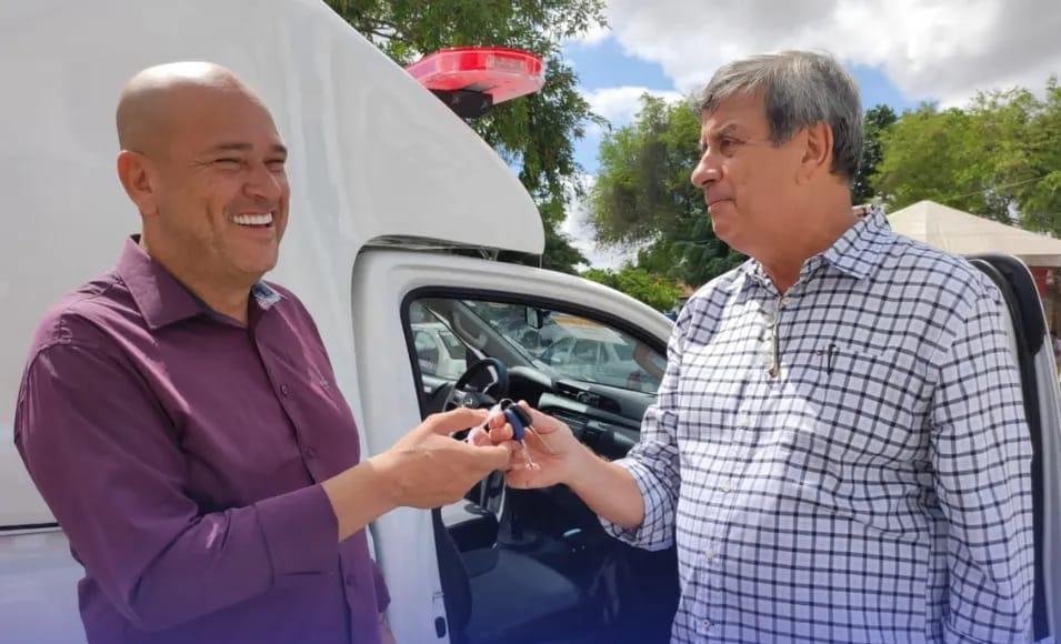 Binho Galinha e Colbert Martins entregam ambulância em Maria Quitéria