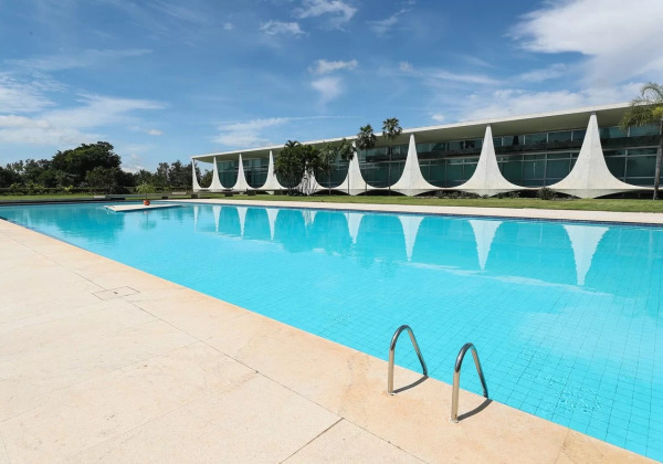 Governo Lula vai gastar R$ 874 mil para limpar piscinas de palácios