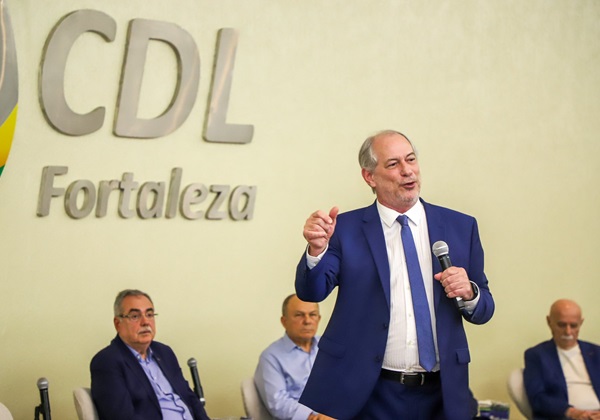 Vídeo: Após ser chamado de ‘bandido’, Ciro Gomes agride homem com tapa no rosto