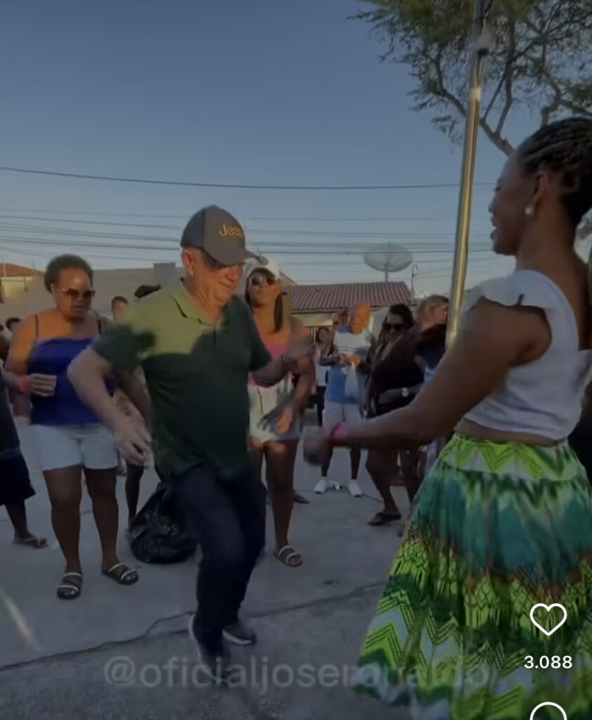 José Ronaldo samba ao som da Quixabeira da Matinha