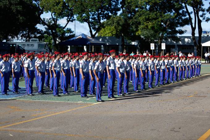 Oposição lança PL para governo retomar escolas cívico-militares