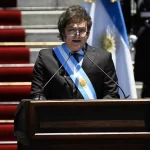 “100 anos de fracasso não se desfazem em um dia”: Milei diz que terá desafios enormes mas que “hoje é o dia” de começar a superá-los; VEJA VÍDEO