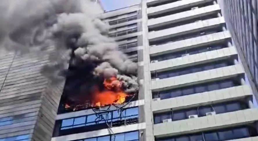 Incêndio de grandes proporções atinge prédio do Poder Judiciário na Argentina; VEJA VÍDEO