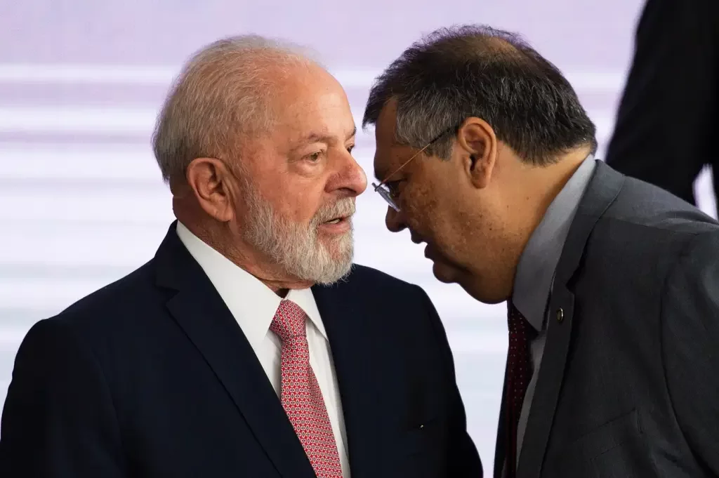 Lula demite ministros para votarem em Dino para o STF